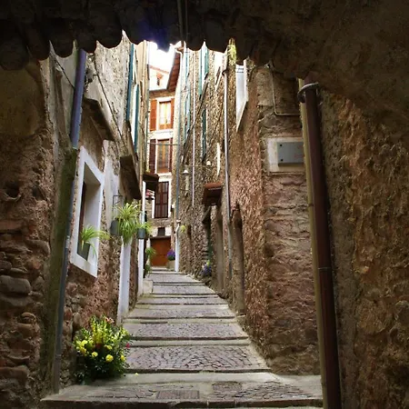 La Casa Degli Alberi Tatil Evi Dolceacqua